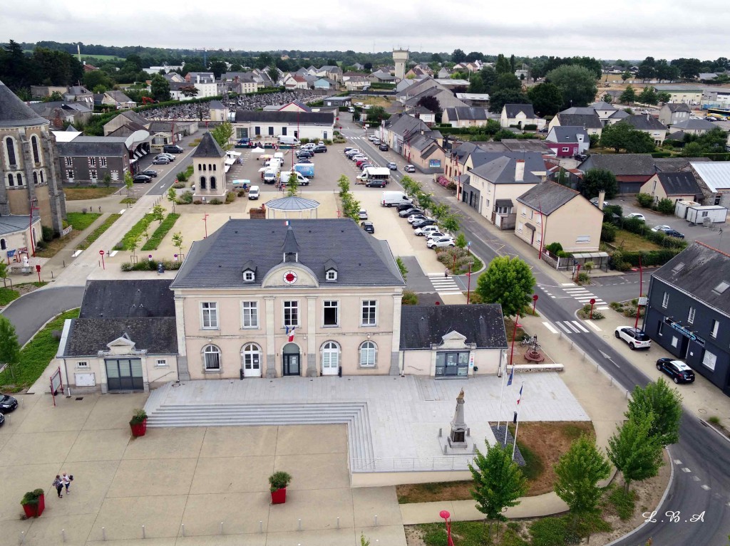 Photo prise en drone qui montre la place de la maire de Cossé-le-Vivien