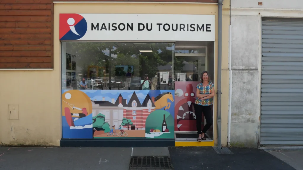 Devanture de la Maison du Tourisme à Craon, avec Lynda Planchais